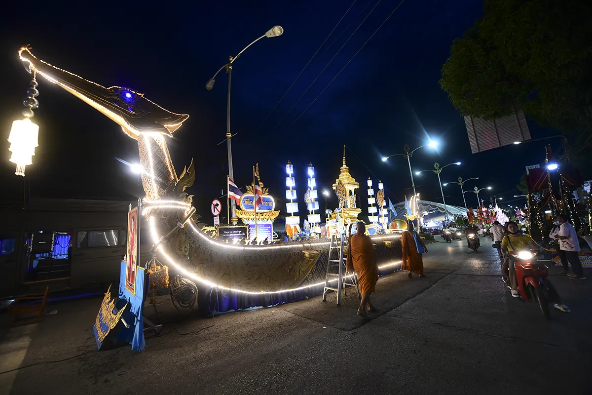 Barca di luce del festival di Ok Phansa Barca di luce illuminata da candele e decorazioni durante il festival di Ok Phansa in una parata serale