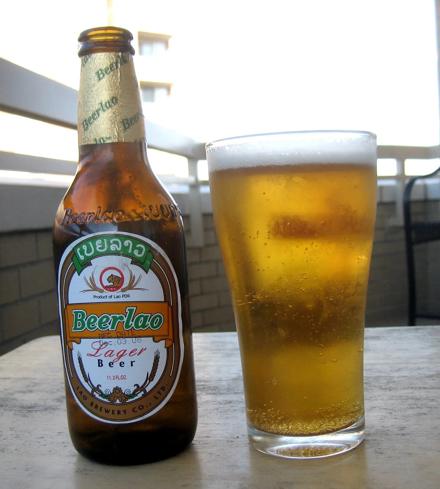 Beerlao, la birra nazionale Bottiglia di birra Beerlao, la birra nazionale laotiana, accanto a un bicchiere fresco