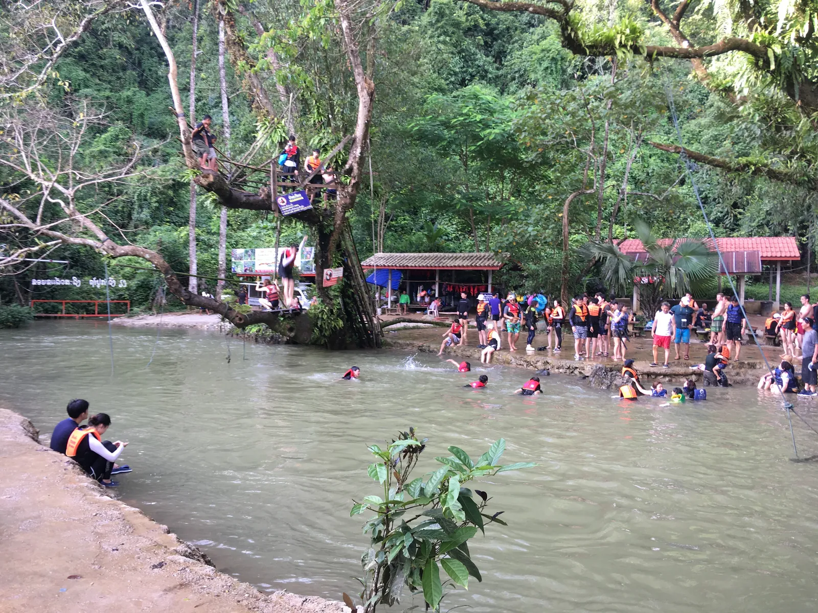 Blue Lagoon di Vang Vieng con visitatori e vegetazione, accesso alla grotta Tham Phu Kham