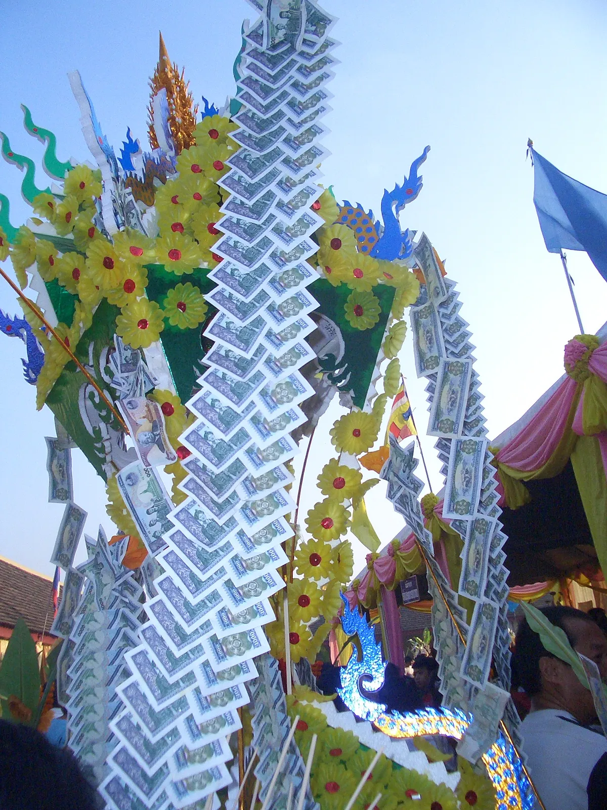 Castello di cera in processione al Boun That Luang Castello di cera del Boun That Luang decorato con banconote e fiori gialli durante la processione a Vientiane