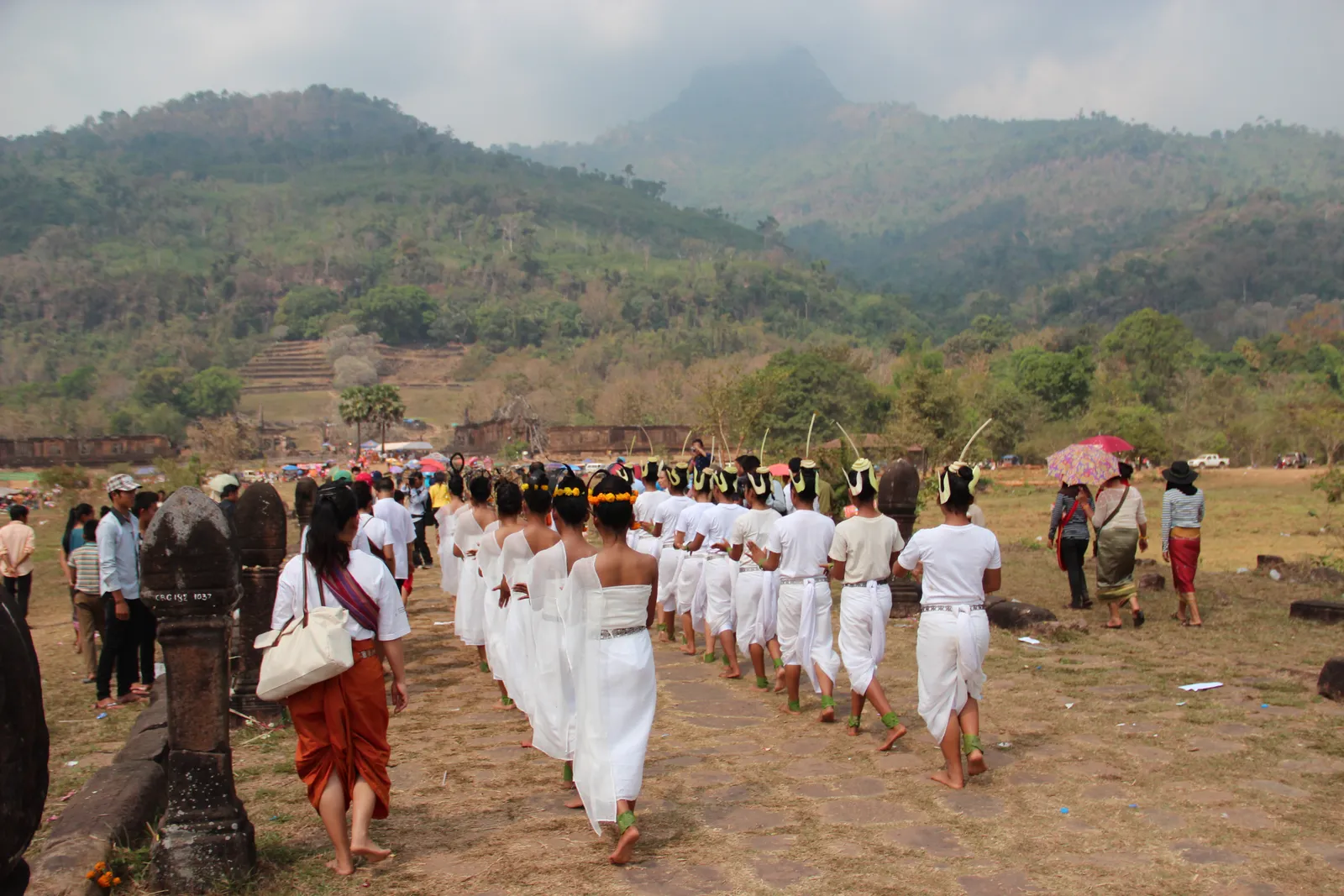 La processione verso il santuario di Wat Phou Processione di danzatrici in costume bianco verso il monte Phou Kao durante il Festival di Wat Phou a Champasak