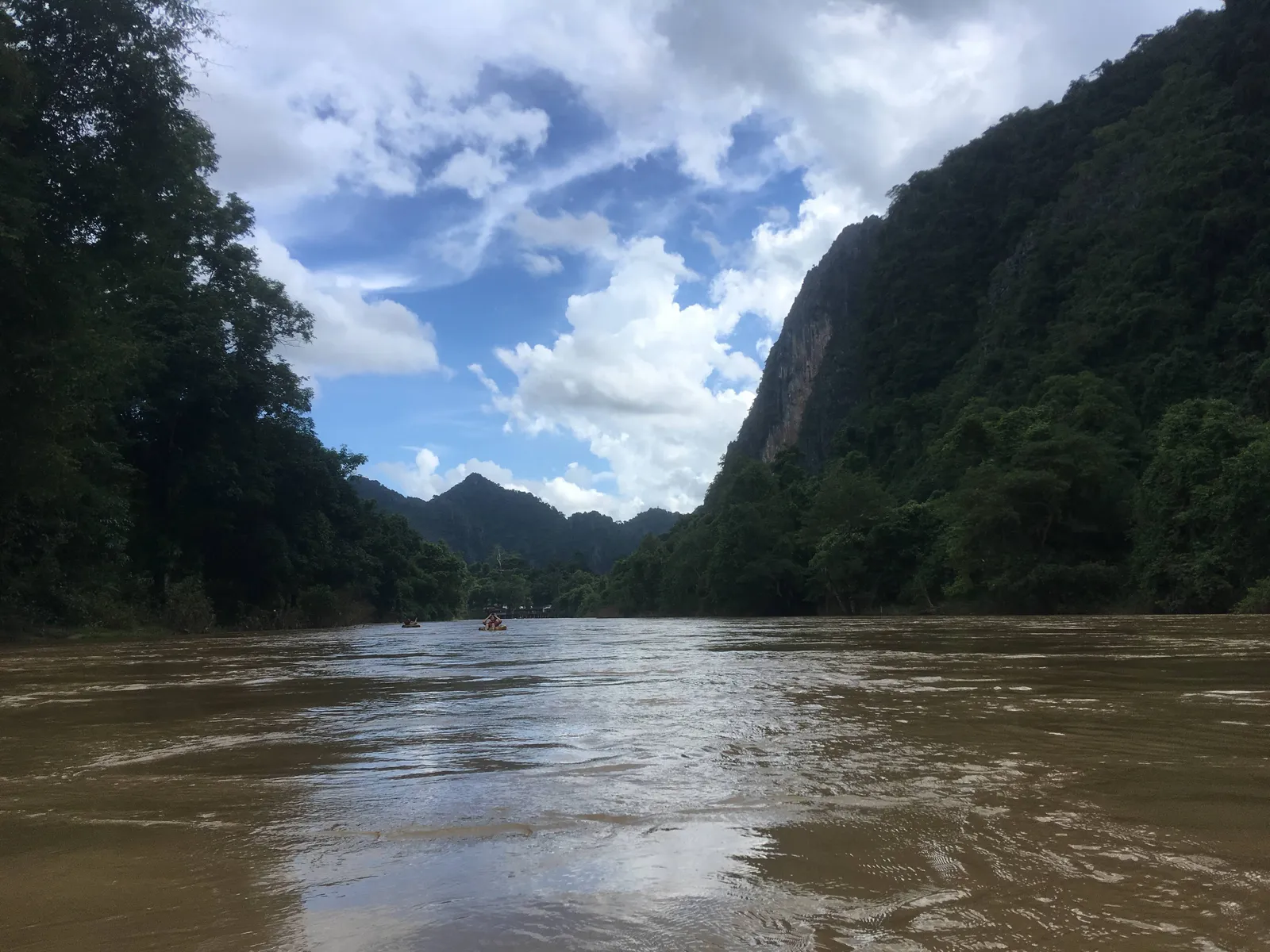 Il Nam Song tra i karst Il fiume Nam Song tra le montagne carsiche di Vang Vieng, con le boe del tubing in lontananza