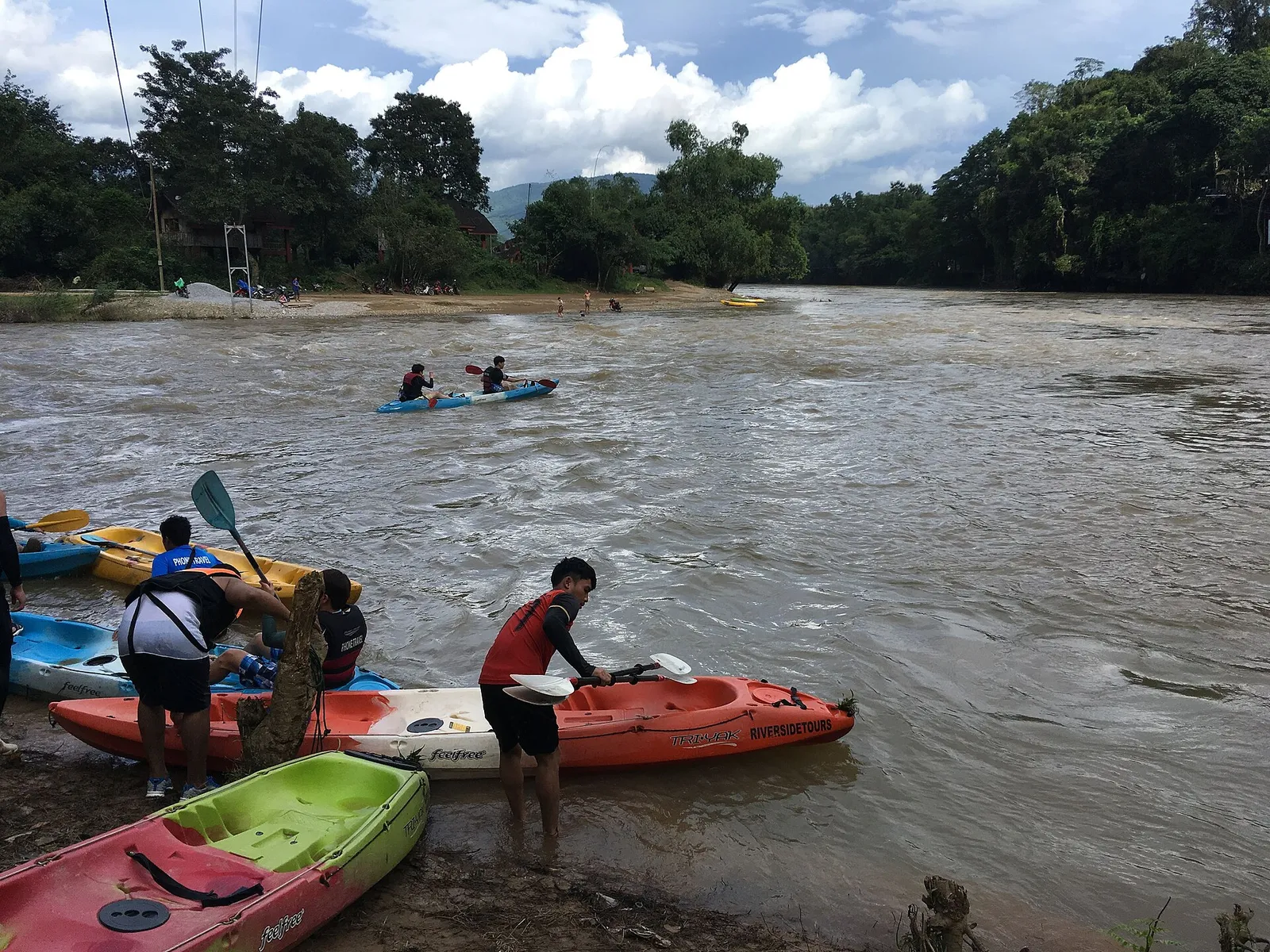 Kayak sul Nam Song Kayak colorati pronti alla partenza sul fiume Nam Song a Vang Vieng in Laos