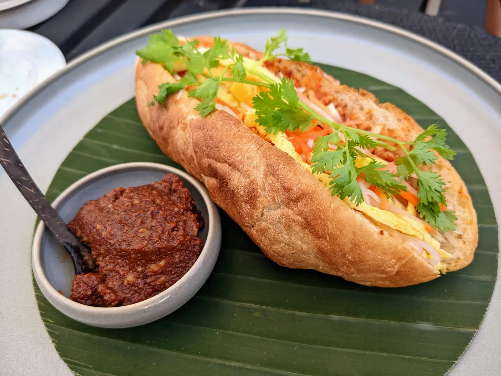 Khao jee, il baguette laotiano Khao jee, il baguette laotiano farcito con omelette e paté, tipica colazione in Laos