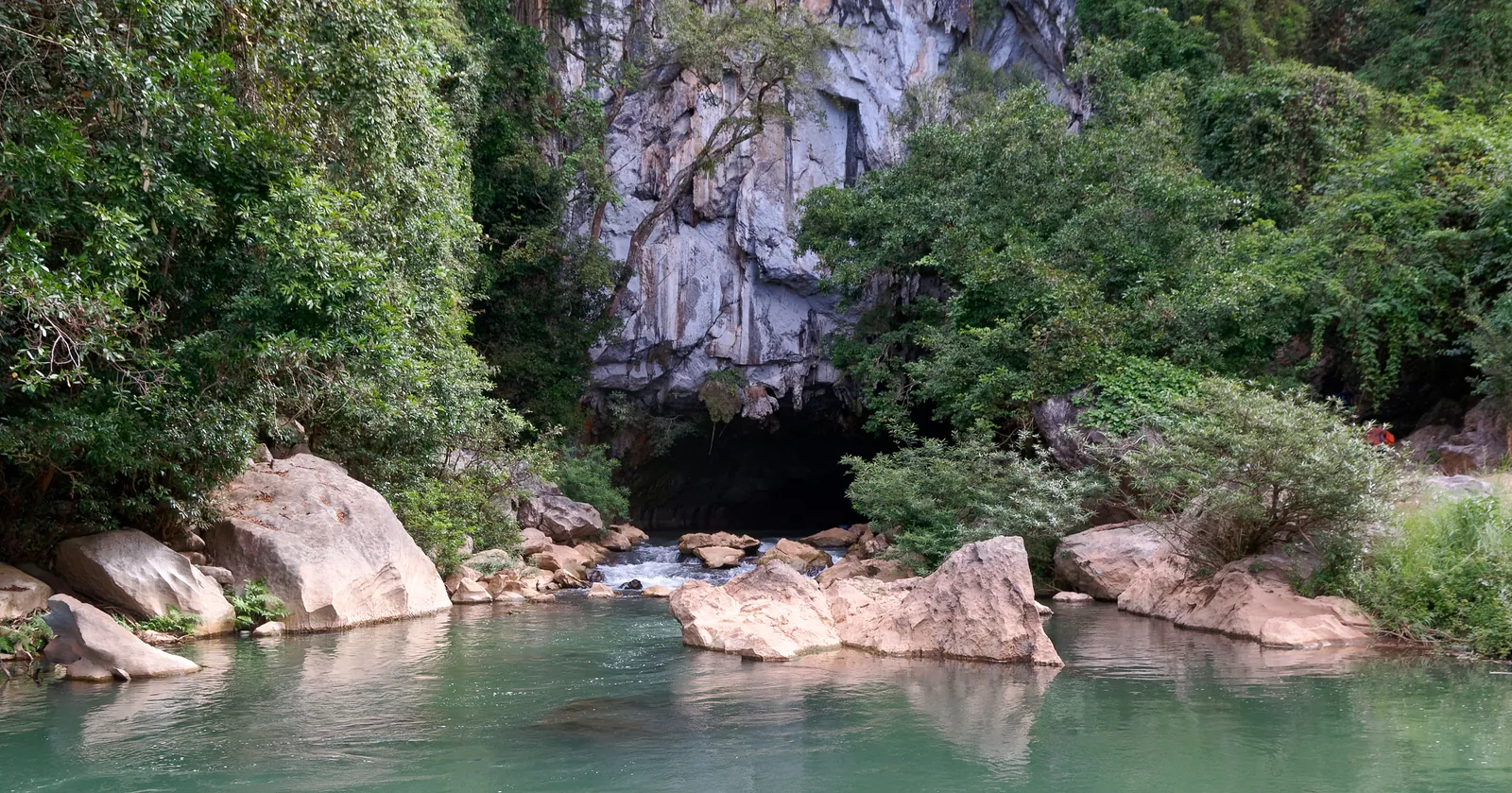 Ingresso della grotta di Kong Lor con il fiume sotterraneo in Laos