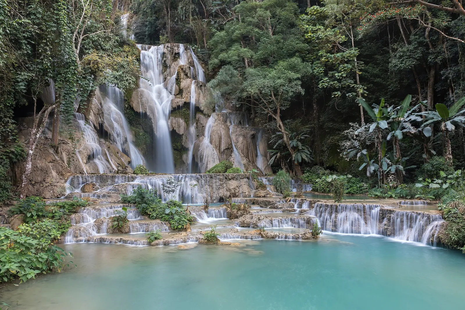Cascate di Kuang Si Piscine naturali color turchese delle cascate di Kuang Si vicino a Luang Prabang, Laos