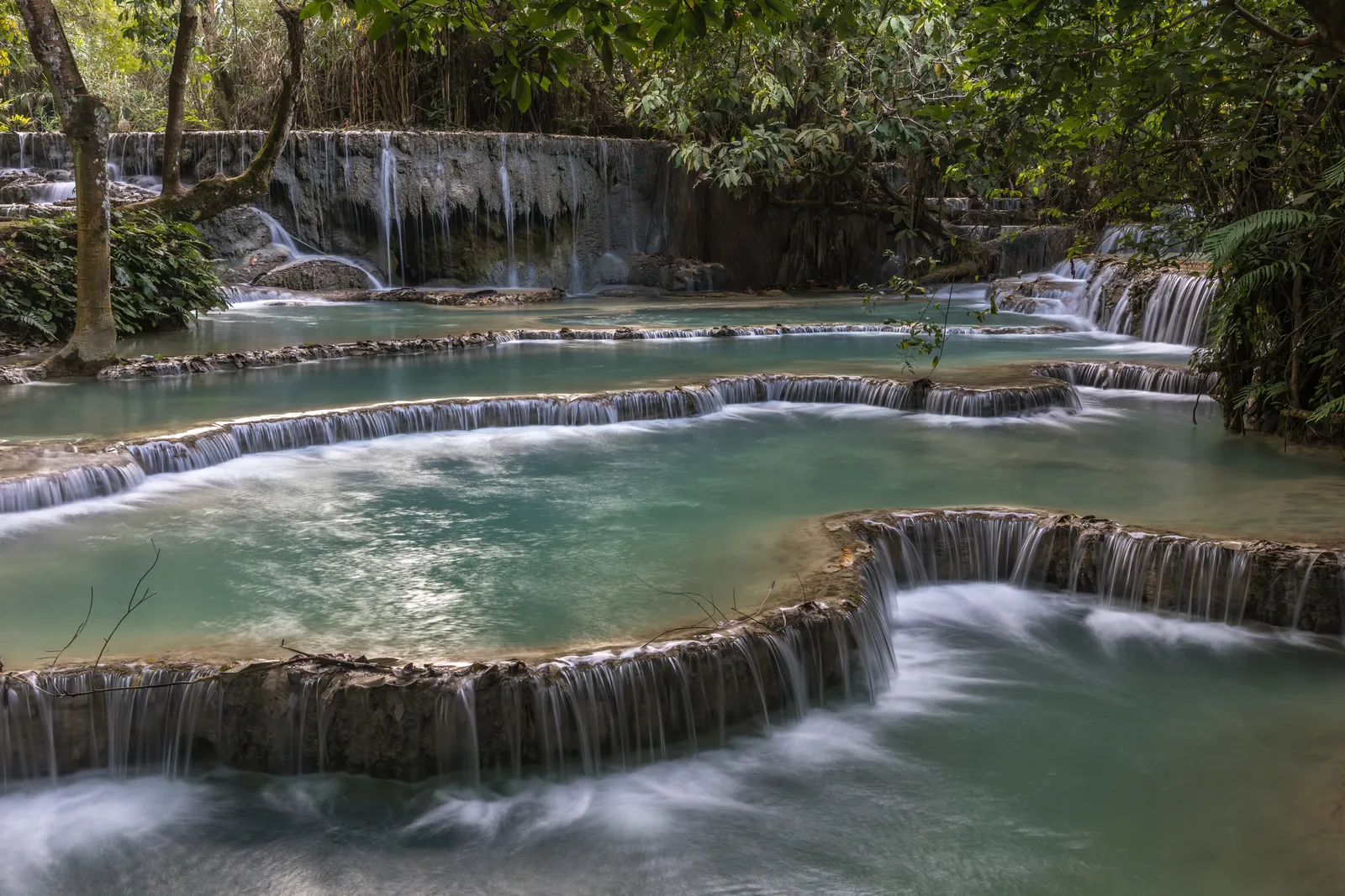 Le piscine a gradoni di colore smeraldo delle cascate Kuang Si vicino a Luang Prabang, nel Laos settentrionale