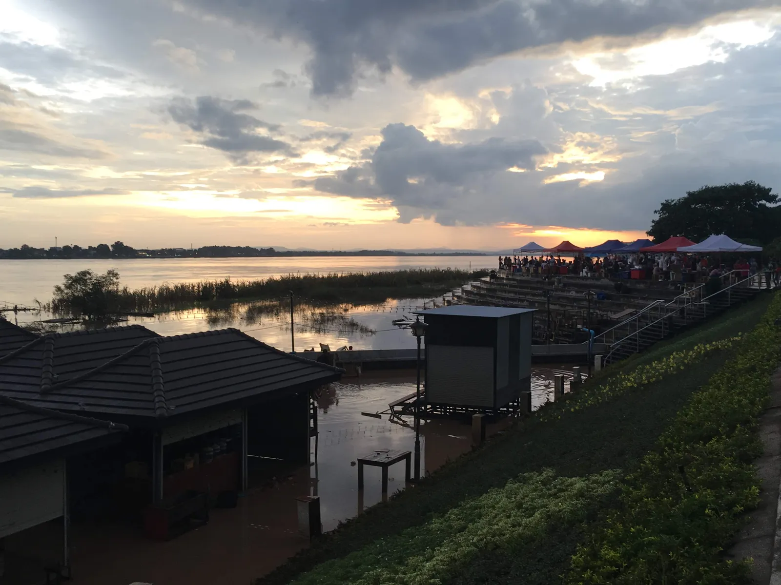 Lungomane del Mekong a Vientiane Lungomare del Mekong a Vientiane con le bancarelle del mercato serale affacciate sul fiume