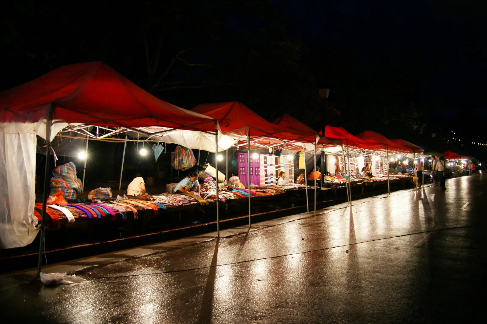 Mercato notturno di Luang Prabang con bancarelle colorate dove pagare in contanti in kip
