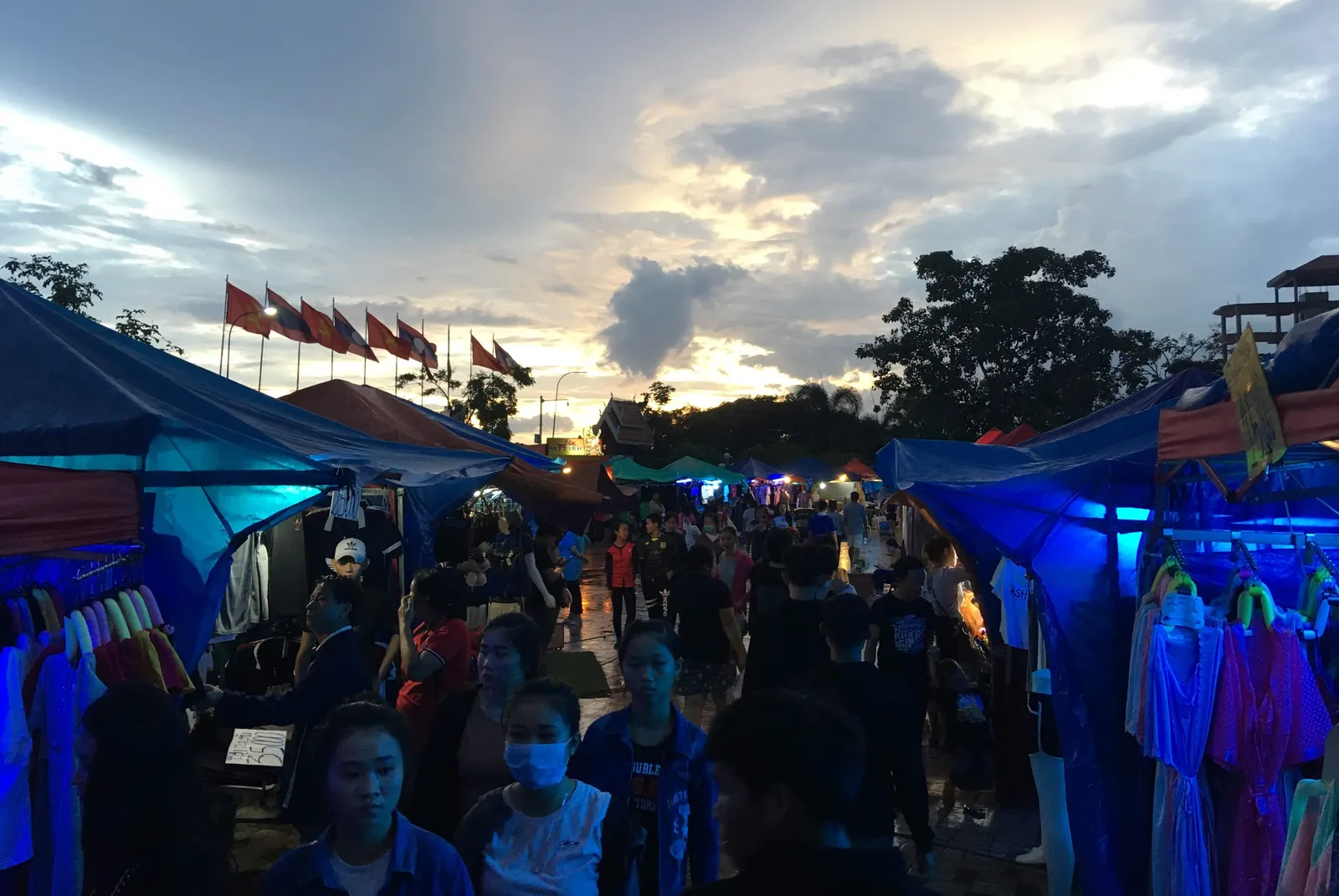 Bancarelle colorate del mercato notturno di Vientiane al tramonto, Laos