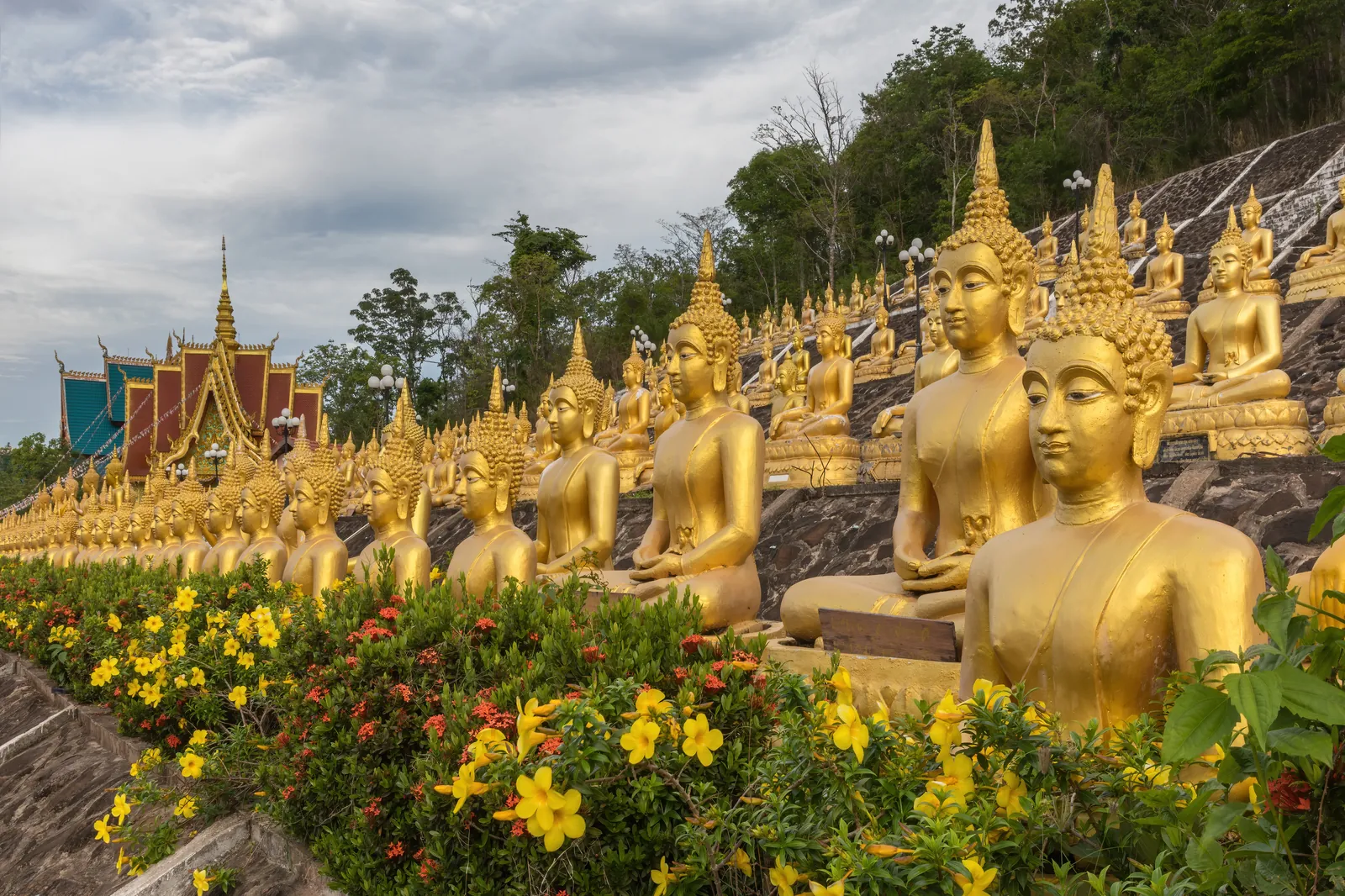 monasteri-e-templi Tempio buddista laotiano con tetto a gradini decorato in oro