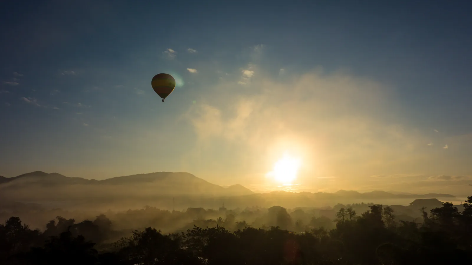 Mongolfiera a Vang Vieng: volo all'alba