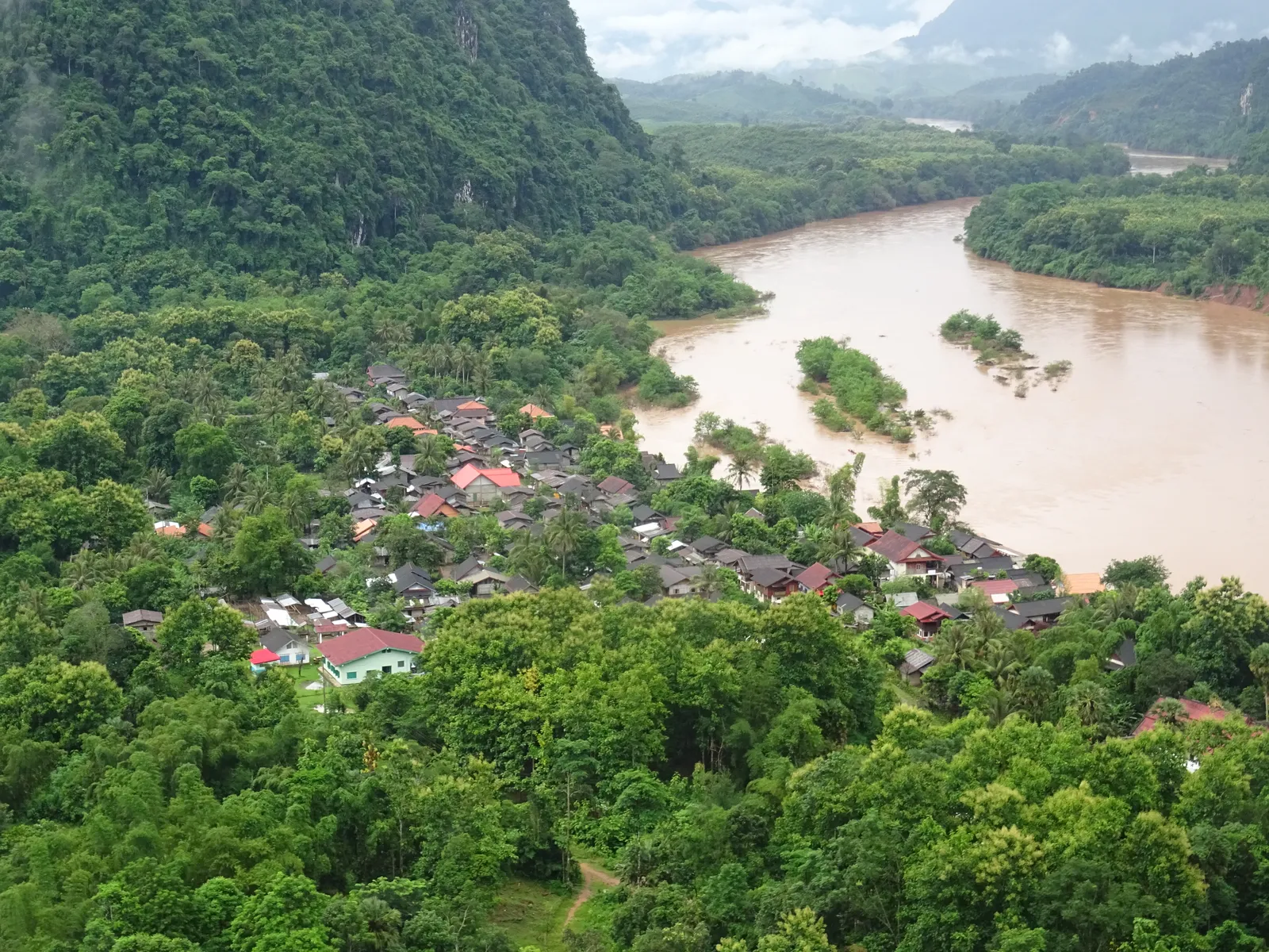 Vista panoramica di Muang Ngoi Neua e del fiume Nam Ou dal viewpoint di Pha Noi