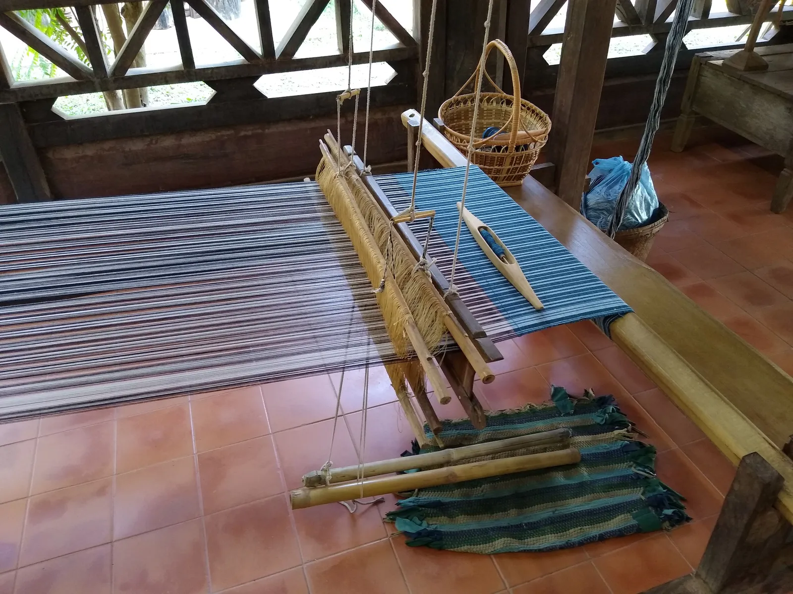 Museo del Tessile di Vientiane Telaio tradizionale con tessuti esposti nel Museo del Tessile di Vientiane