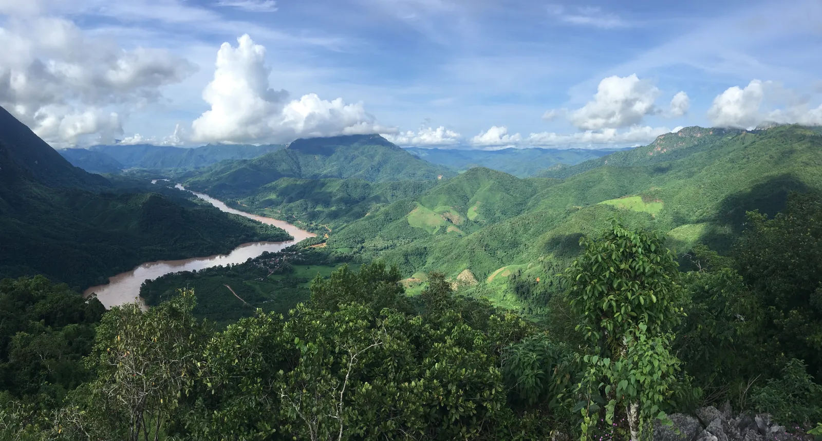 Panorama del fiume Nam Ou dal Pha Daeng Peak viewpoint vicino a Nong Khiaw