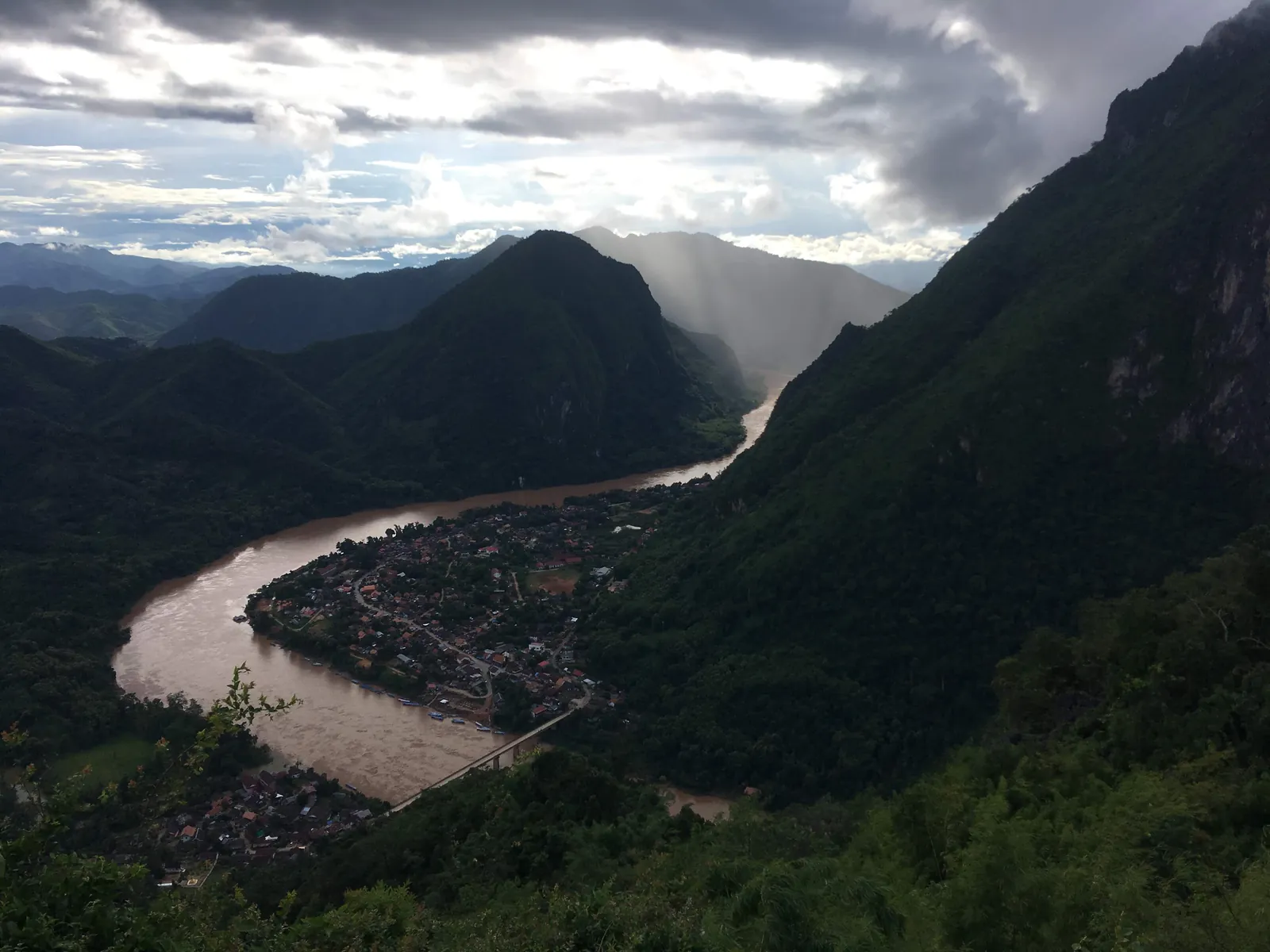 Vista panoramica di Nong Khiaw e del fiume Nam Ou tra le montagne verdi