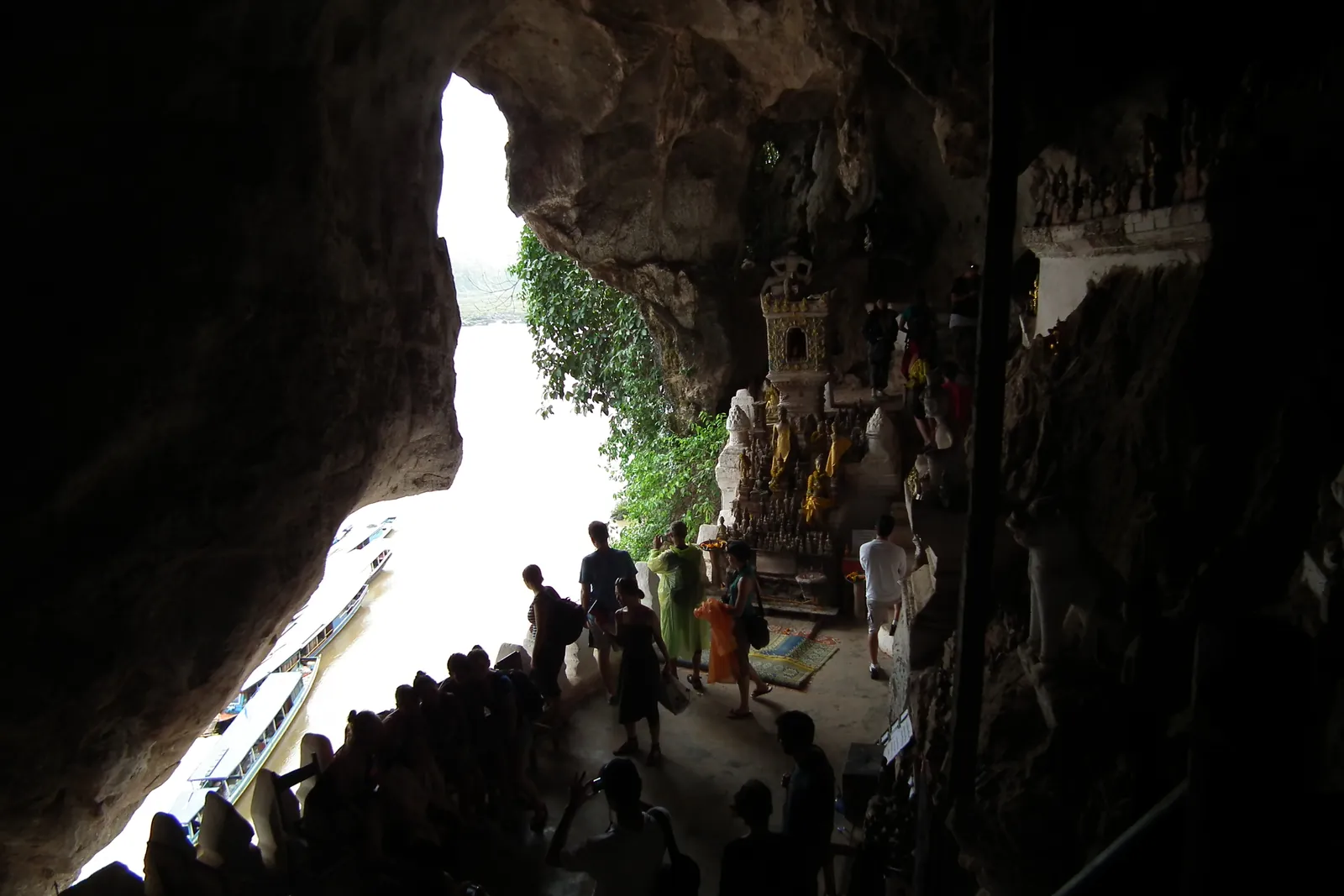 Ingresso della grotta di Pak Ou sulla scogliera del Mekong in Laos