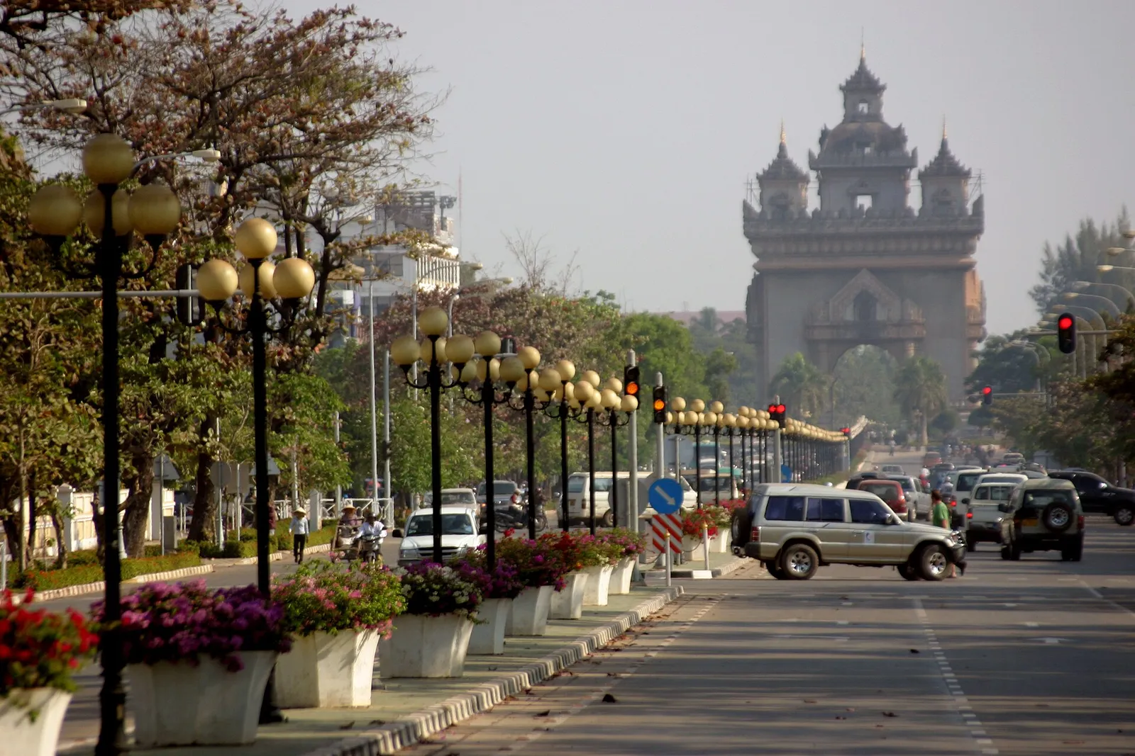 Il monumento di Patuxai, l'Arco di Trionfo di Vientiane, visto dall'avenue Lane Xang
