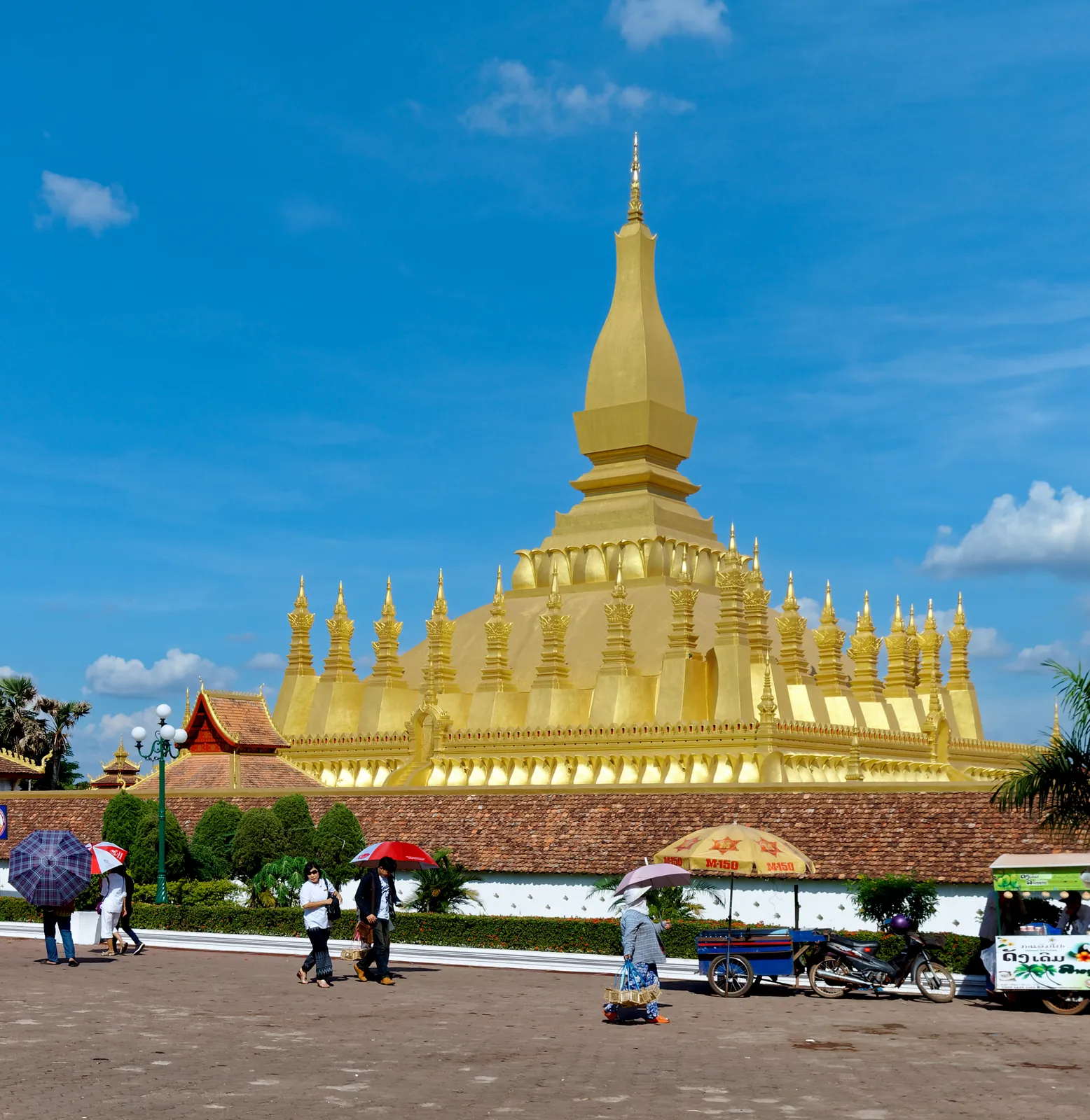 Pha That Luang, lo stupa d'oro di Vientiane Pha That Luang di Vientiane: il grande stupa d'oro del Laos alto circa 45 metri sotto un cielo azzurro