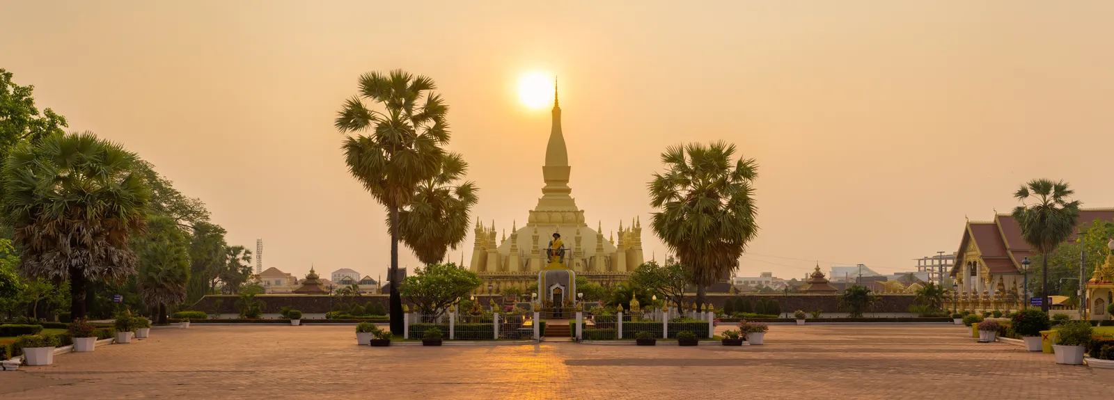 Panorama all'alba del Pha That Luang di Vientiane, la grande stupa dorata simbolo del Laos