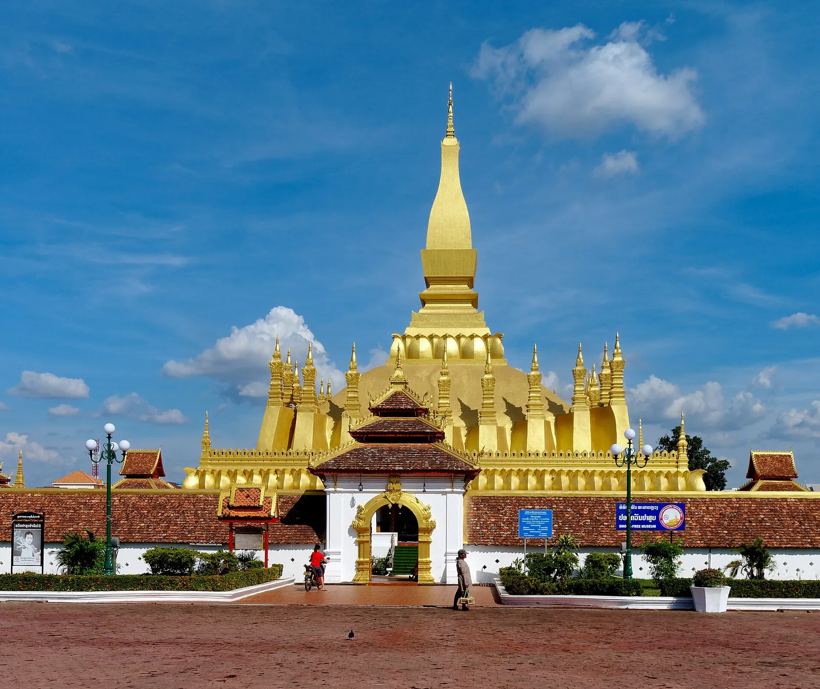 Pha That Luang, Vientiane Il grande stupa dorato del Pha That Luang a Vientiane, tappa del primo giorno di un itinerario in Laos
