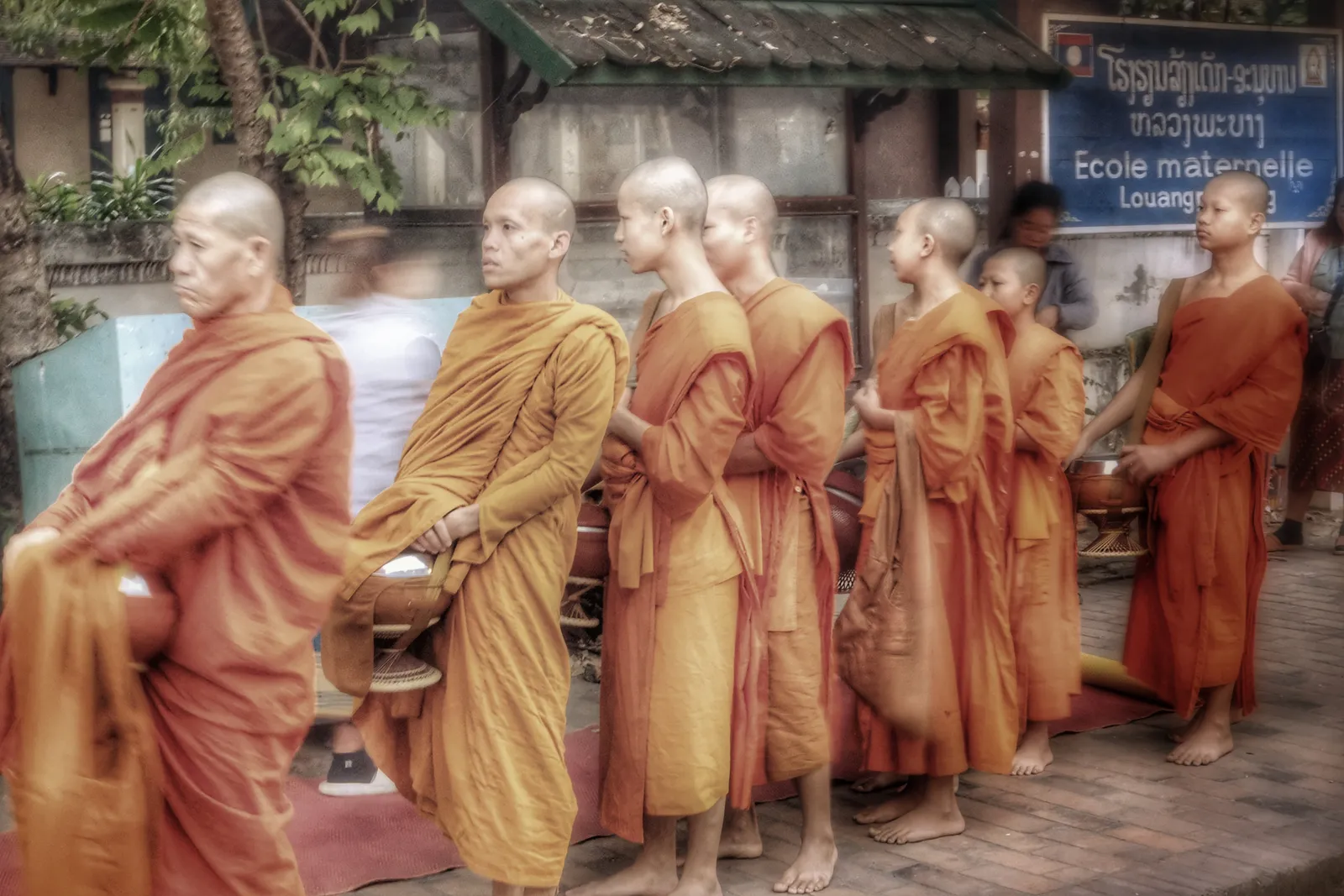 Processione di monaci a Luang Prabang Processione di monaci buddisti in fila per le strade di Luang Prabang durante una ricorrenza religiosa