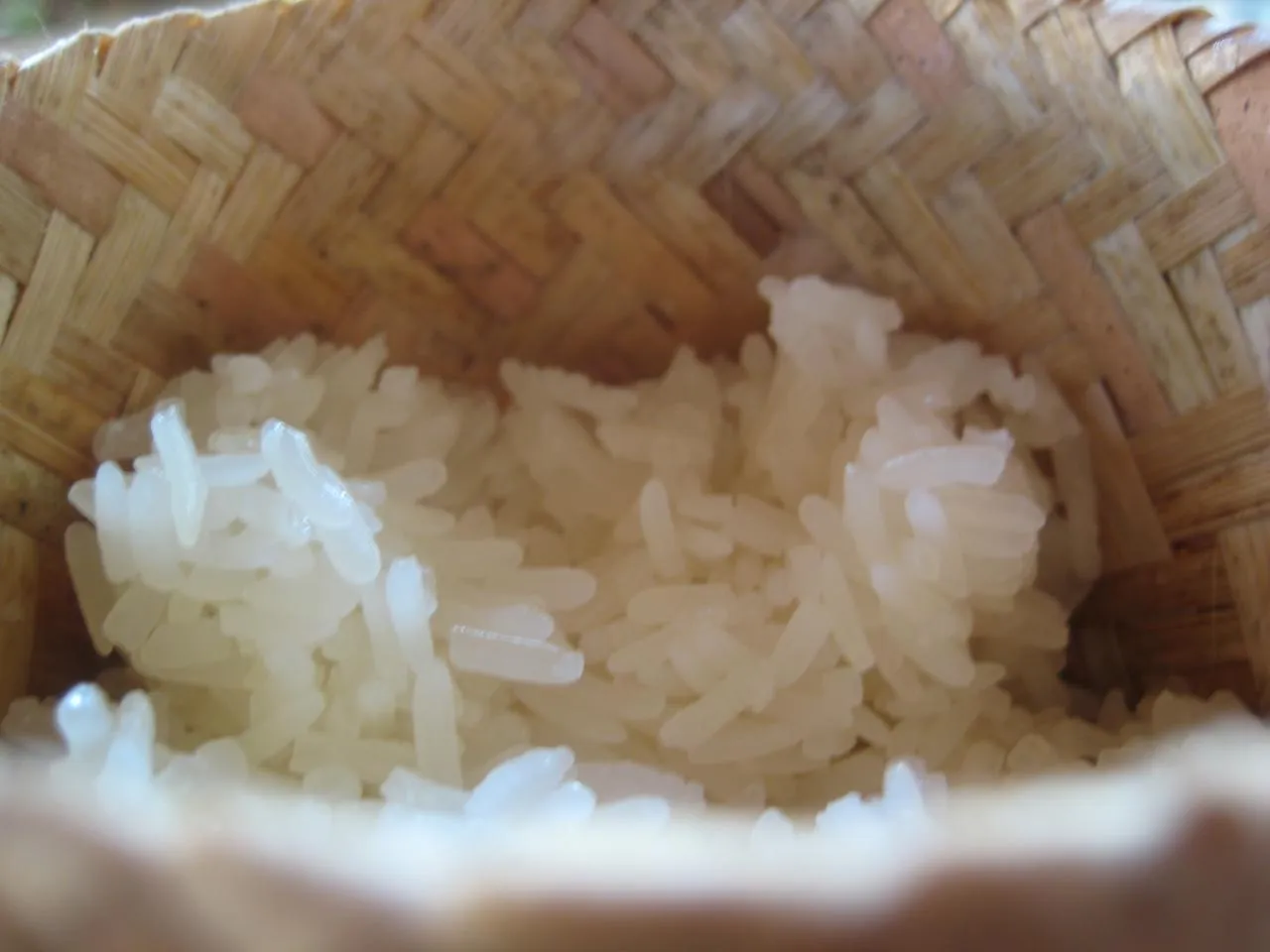 Sticky rice nel cesto di bambù Sticky rice laotiano servito nel tradizionale cesto di bambù intrecciato