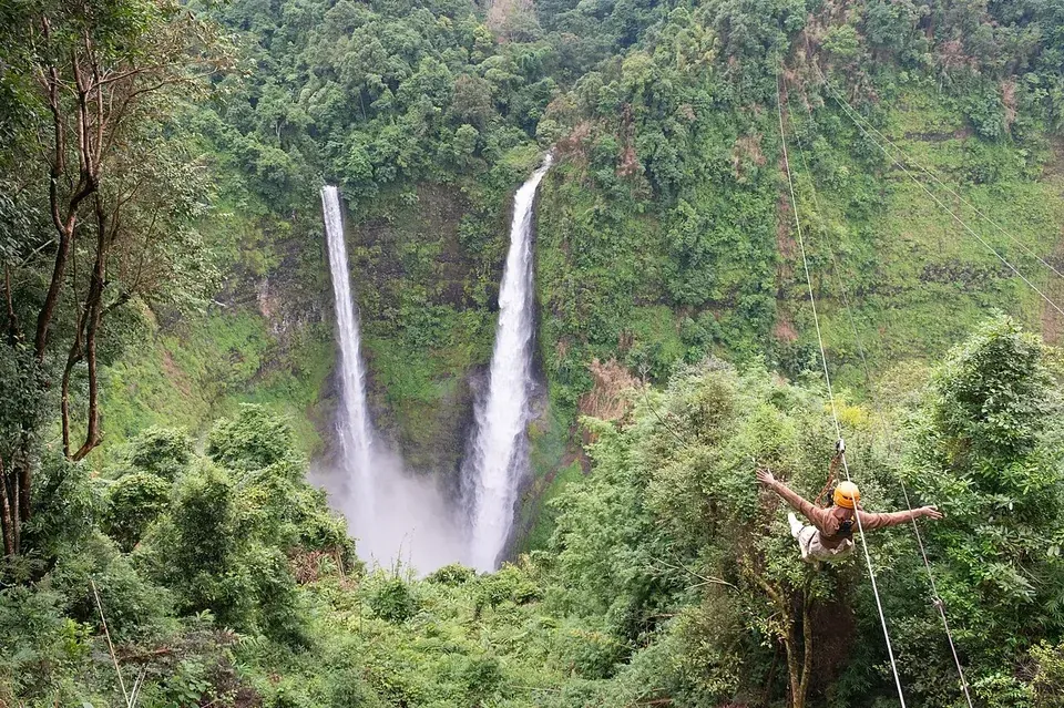 Tad Fane e zipline nel Bolaven Plateau
