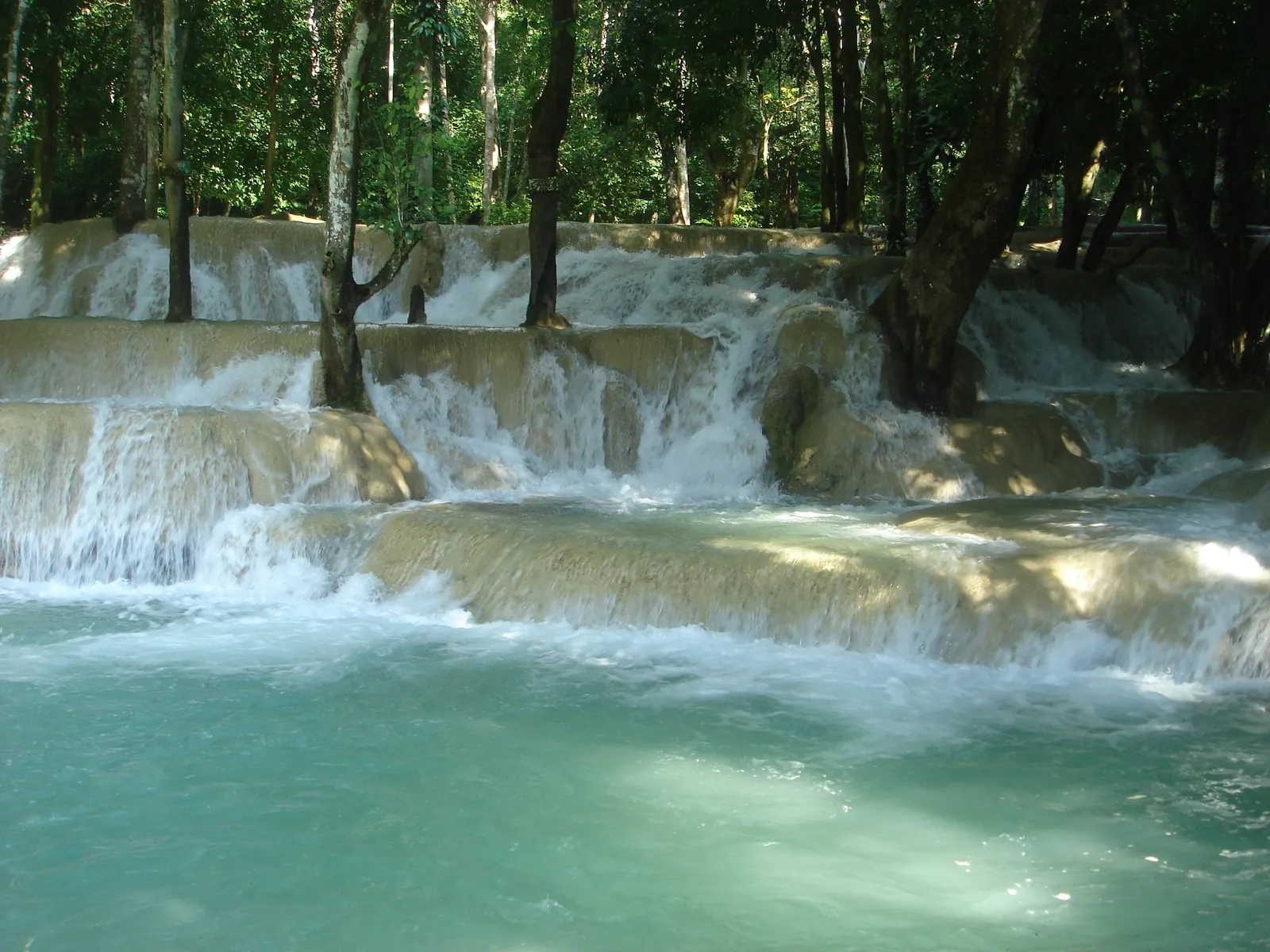 Cascate di Tat Sae tra la foresta vicino a Luang Prabang