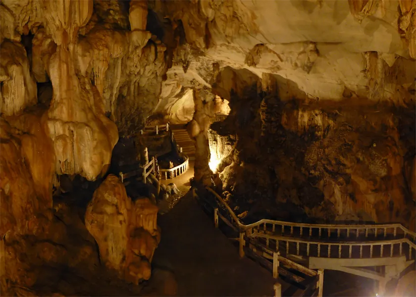 Interno della grotta Tham Chang a Vang Vieng con stalattiti e passerelle