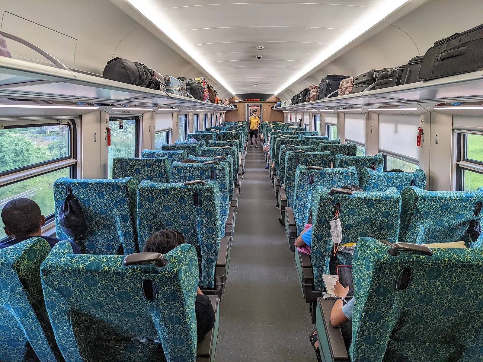 Interno della prima classe del treno della ferrovia Laos-Cina, sedili comodi e finestrini panoramici per viaggiare da Vientiane a Luang Prabang