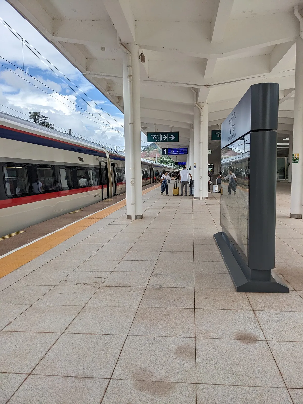 Treno diretto a Kunming fermo alla stazione ferroviaria di Boten, valico di confine tra Laos e Cina sulla ferrovia internazionale