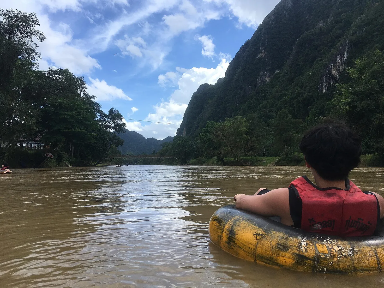Kayak e tubing a Vang Vieng: il Nam Song in sicurezza