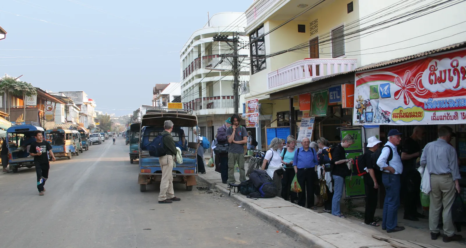 Turisti in fila a un ufficio cambio nel centro di Huay Xay, in Laos