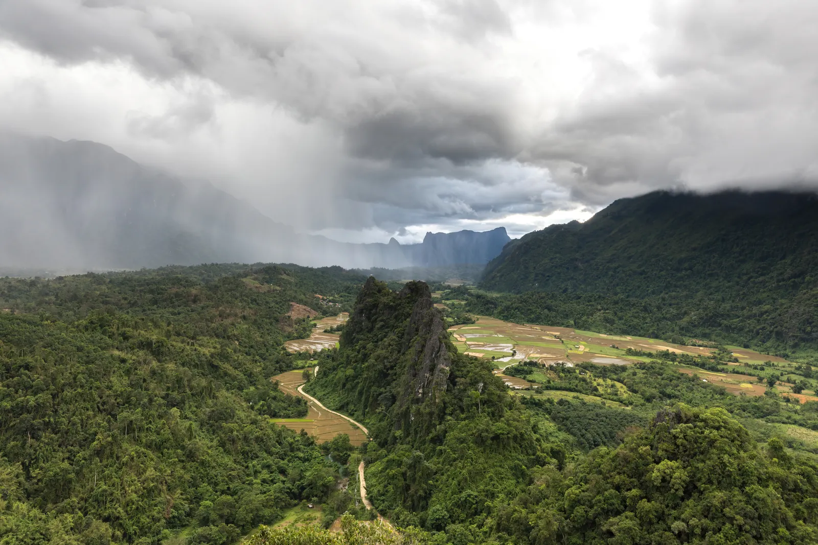 Picchi carsici di Vang Vieng avvolti dalle nuvole dei monsoni in Laos
