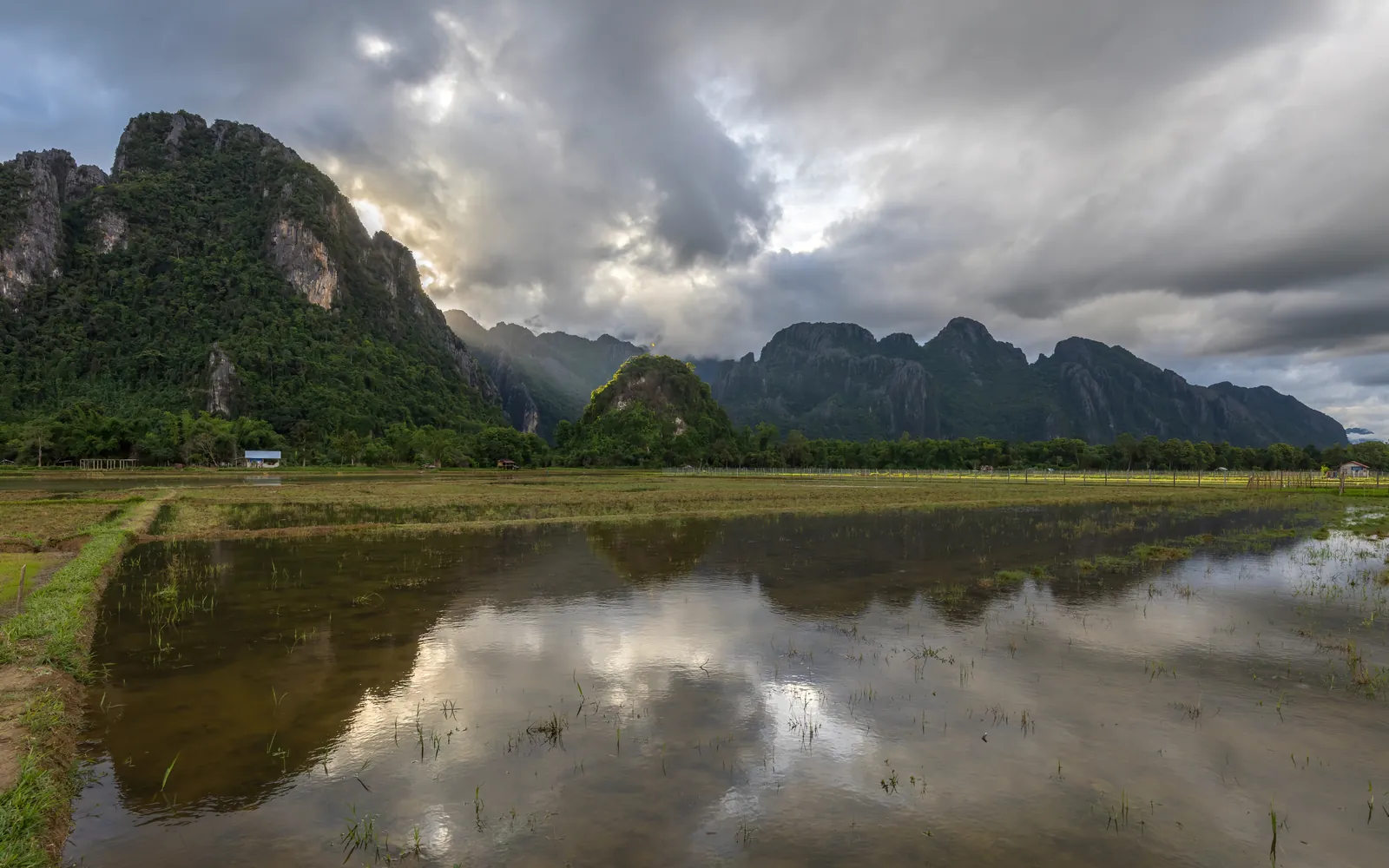 Risaie allagate e montagne carsiche a Vang Vieng
