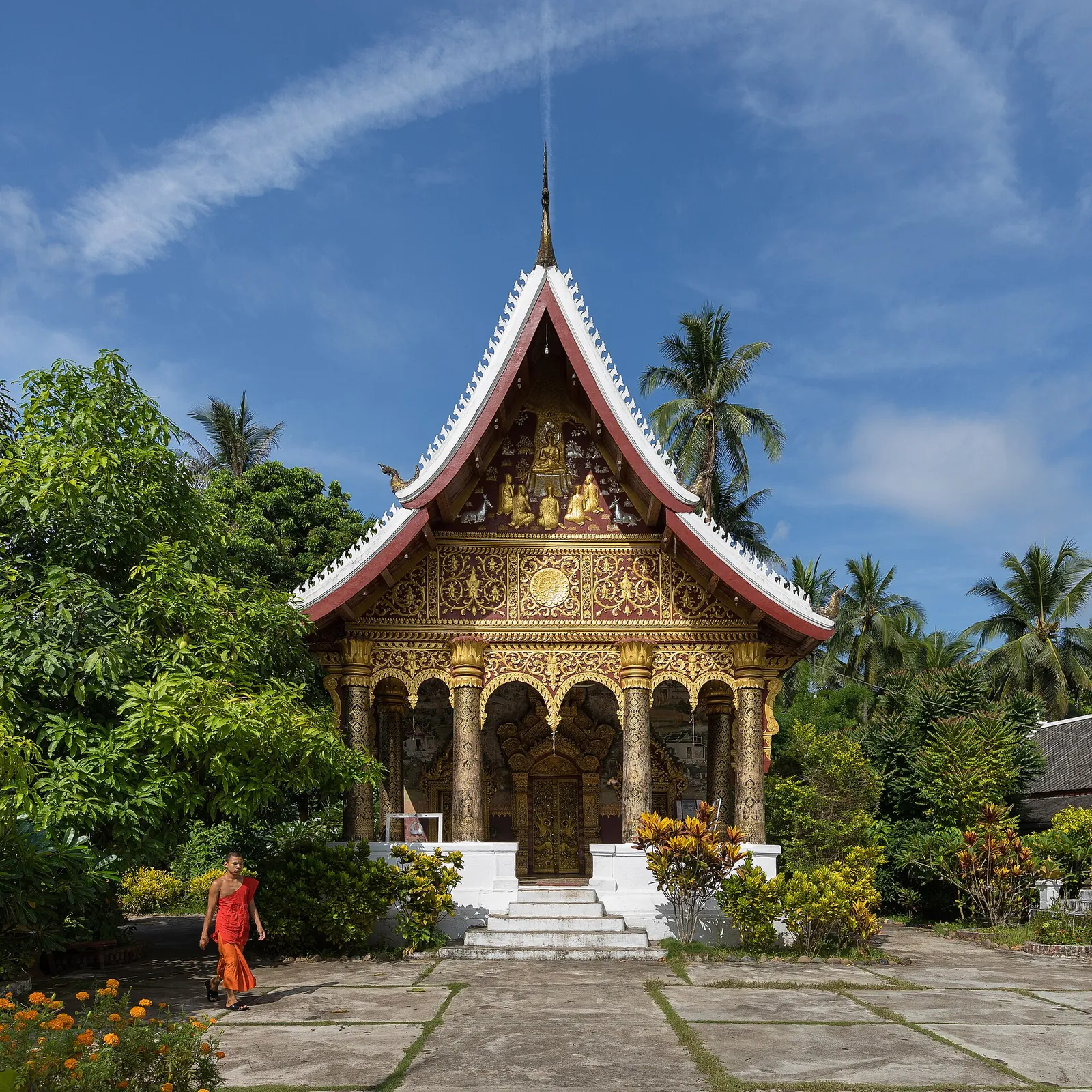 Monaco in abiti arancioni davanti al tempio Vat Pa Phai a Luang Prabang, Laos