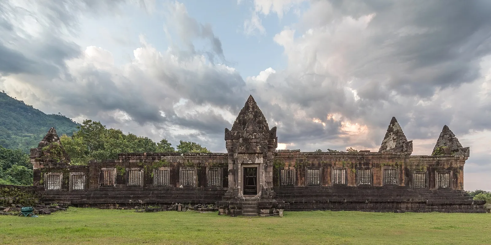 Il tempio khmer di Wat Phou a Champasak nel sud del Laos, rovine antiche immerse nella vegetazione per una luna di miele avventurosa
