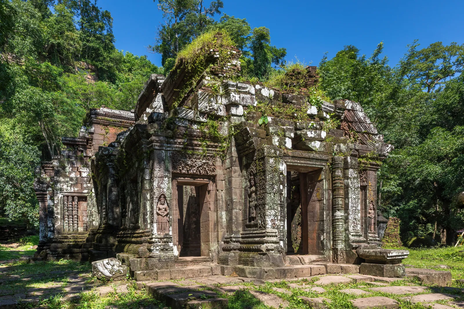 Rovine del tempio khmer di Wat Phou a Champasak, circondate dalla vegetazione