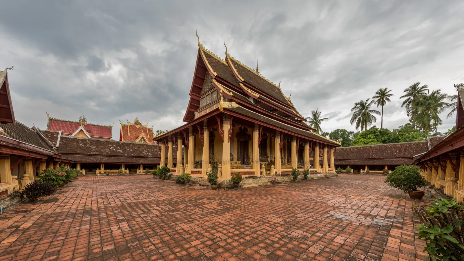 Il cortile lastricato di Wat Si Saket a Vientiane, il tempio buddista più antico della capitale del Laos